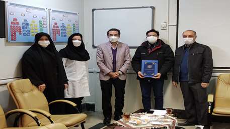  مراسم تکریم از مسئول سابق روابط عمومی در مرکز آموزشی ،پژوهشی و درمانی کوثر