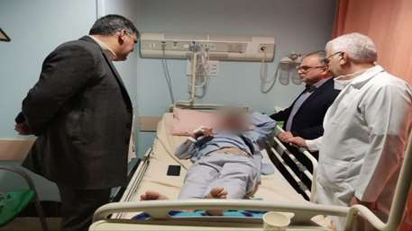  عیادت جمعی از مسئولان استانی از مصدومین حادثه اتوبوس اردبیل به مشهد در بیمارستان کوثر سمنان