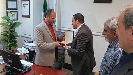  با اهدای لوح تقدیر متبرک به مرقد مطهر امیر المومنین(ع) به مرکز آموزشی پژوهشی درمانی کوثر در راستای ا