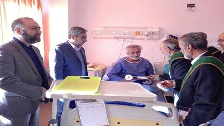  عیادت جمعی از خادمین مسجد جمکران