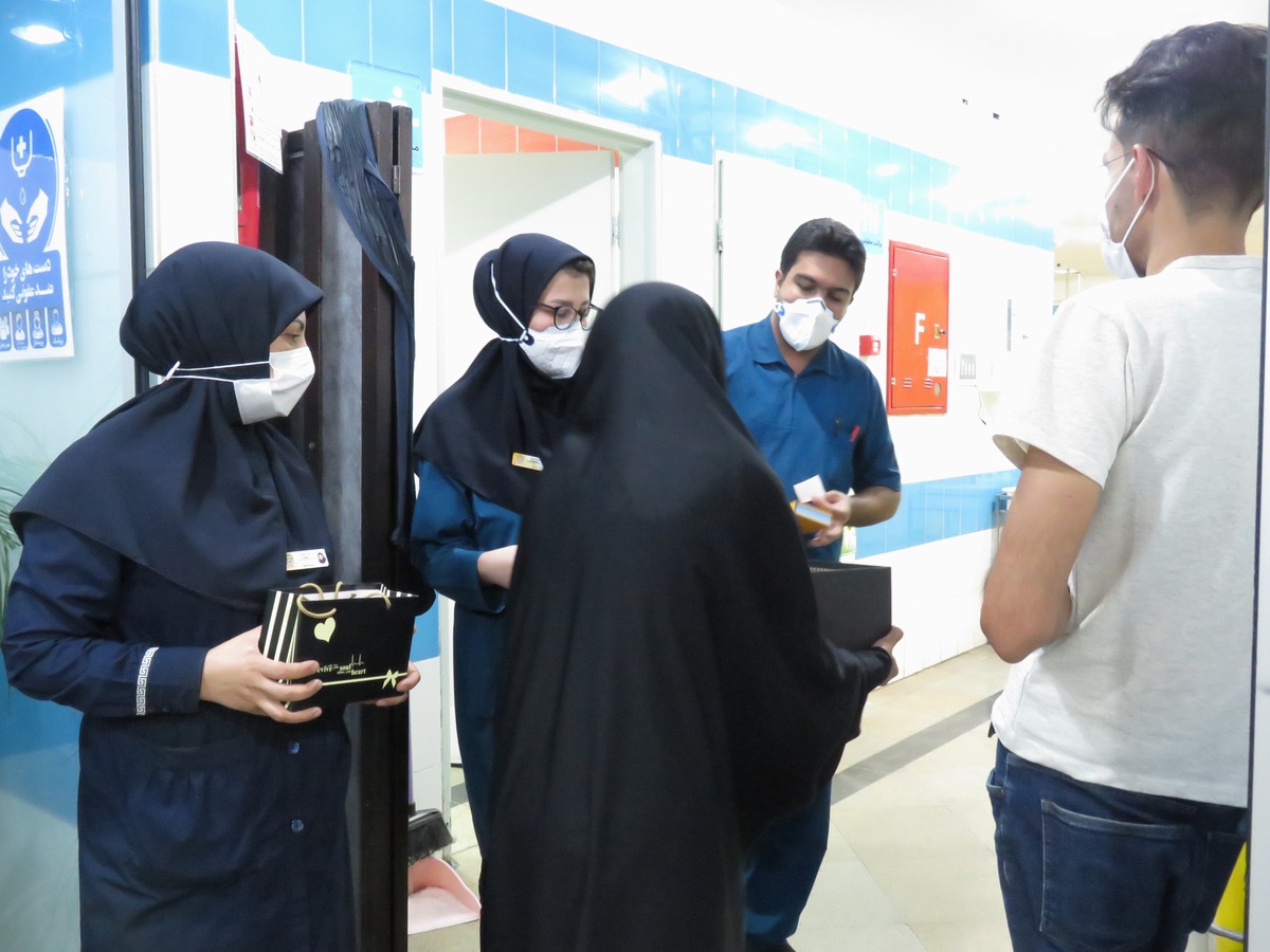 تقدیر همراه بیمار توفیقیان از پرسنل بخش ICU داخلی مرکز آموزشی پژوهشی و درمانی کوثر 