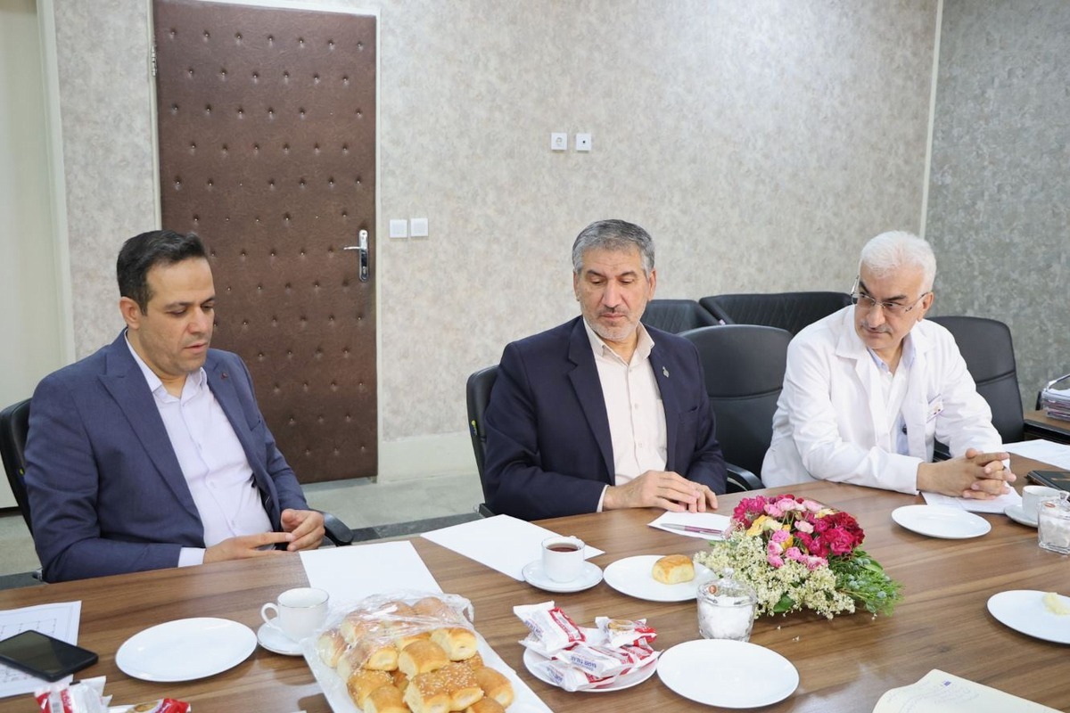 نشست جمعی از موثران و معتمدان شهر سمنان با رئیس دانشگاه علوم پزشکی استان سمنان برگزار شد 