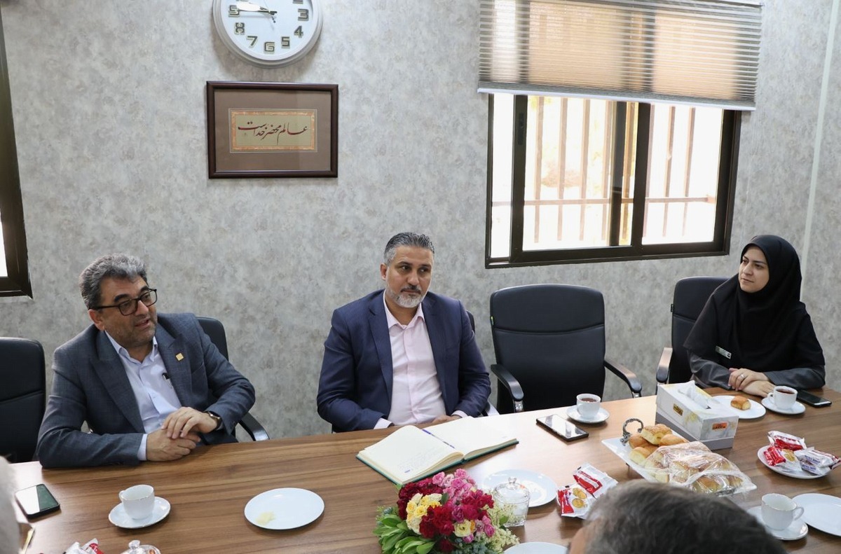 نشست جمعی از موثران و معتمدان شهر سمنان با رئیس دانشگاه علوم پزشکی استان سمنان برگزار شد 